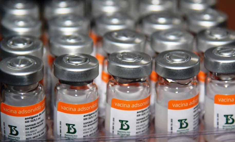 A 17ª pauta de distribuição de vacinas contra a Covid-19 do Ministério da Saúde foi ajustada com a inclusão de mais doses do imunizante CoronaVac da parceria entre Sinovac e Instituto Butantan. O Paraná recebeu mais 62 mil doses da vacina nesta sexta-feira (14).