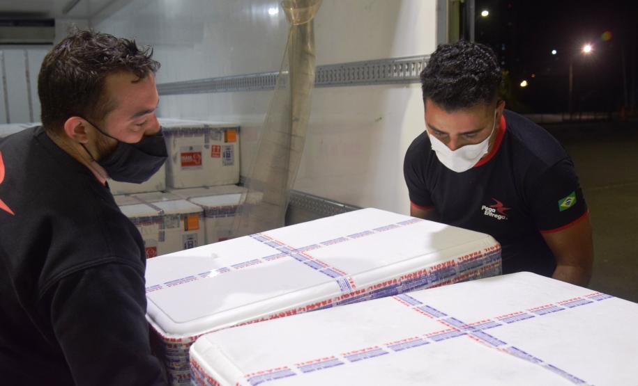 Desembarcam no Paraná 374,1 mil doses da vacina da AstraZeneca contra Covid-19