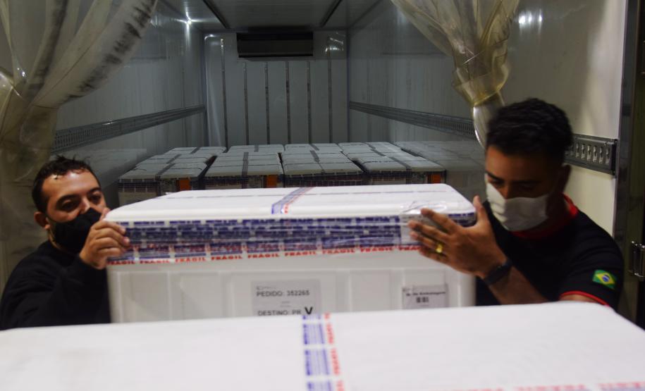 Desembarcam no Paraná 374,1 mil doses da vacina da AstraZeneca contra Covid-19