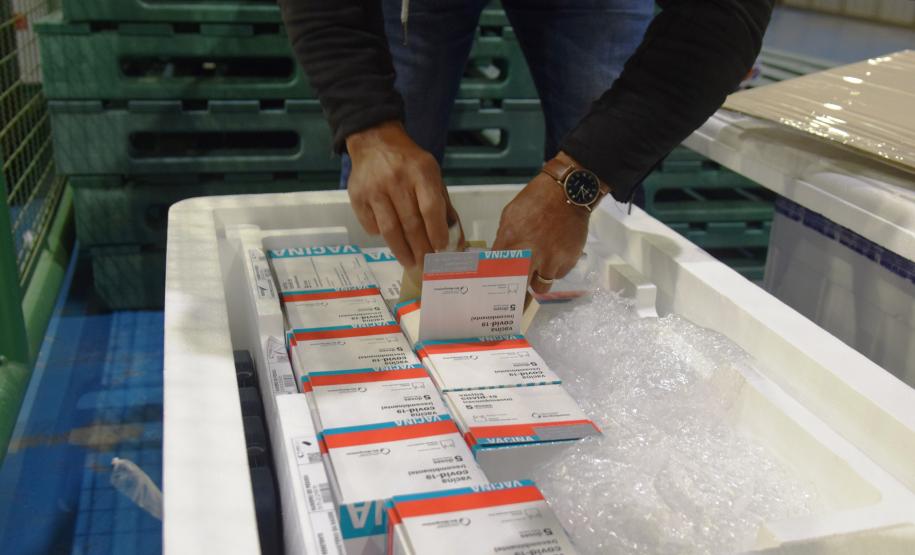 Desembarcam no Paraná 374,1 mil doses da vacina da AstraZeneca contra Covid-19