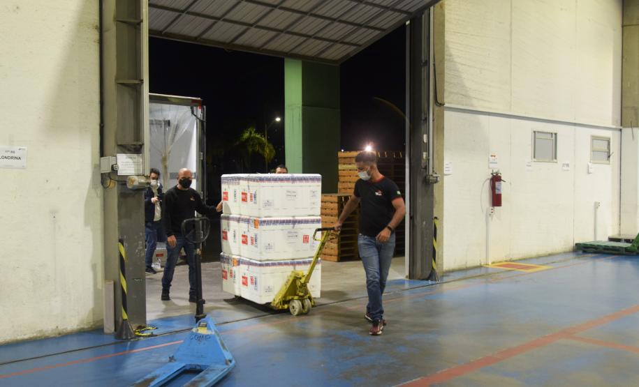 Desembarcam no Paraná 374,1 mil doses da vacina da AstraZeneca contra Covid-19
