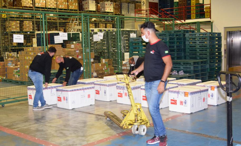 Desembarcam no Paraná 374,1 mil doses da vacina da AstraZeneca contra Covid-19