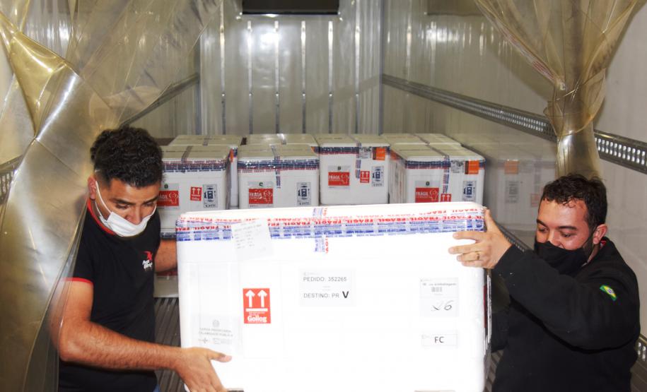 Desembarcam no Paraná 374,1 mil doses da vacina da AstraZeneca contra Covid-19