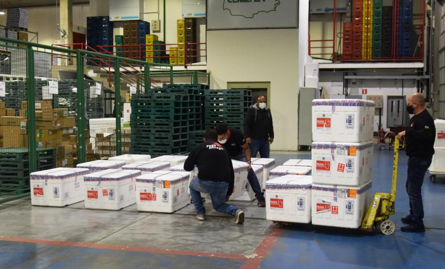 Desembarcam no Paraná 374,1 mil doses da vacina da AstraZeneca contra Covid-19