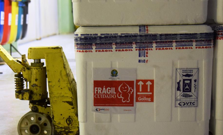 Desembarcam no Paraná 374,1 mil doses da vacina da AstraZeneca contra Covid-19