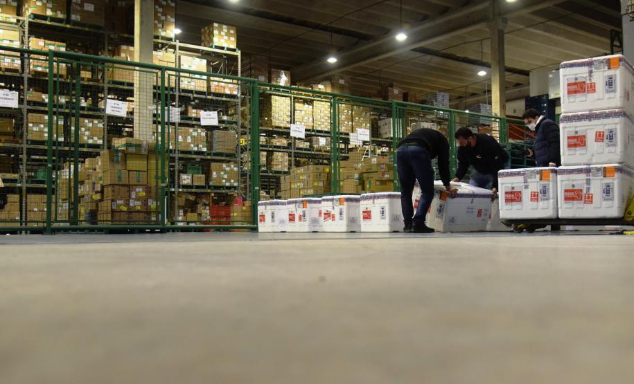 Desembarcam no Paraná 374,1 mil doses da vacina da AstraZeneca contra Covid-19
