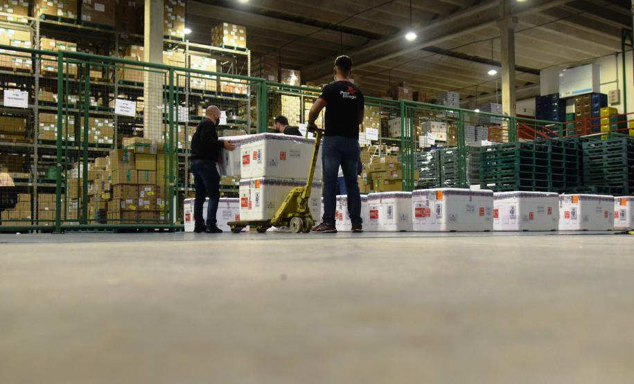 Desembarcam no Paraná 374,1 mil doses da vacina da AstraZeneca contra Covid-19