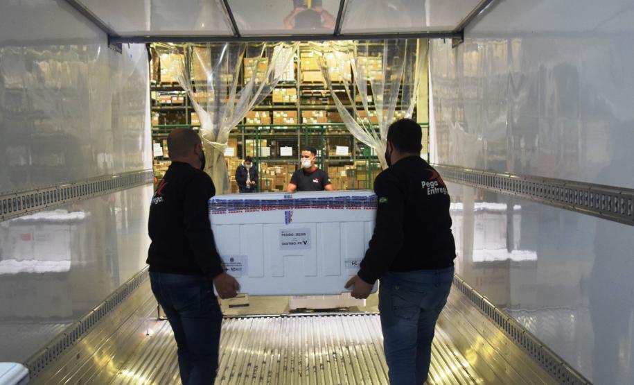 Desembarcam no Paraná 374,1 mil doses da vacina da AstraZeneca contra Covid-19