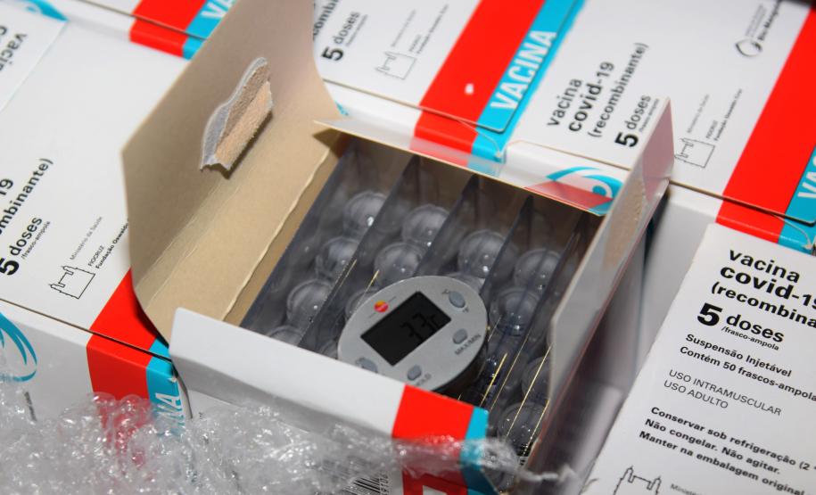 Desembarcam no Paraná 374,1 mil doses da vacina da AstraZeneca contra Covid-19