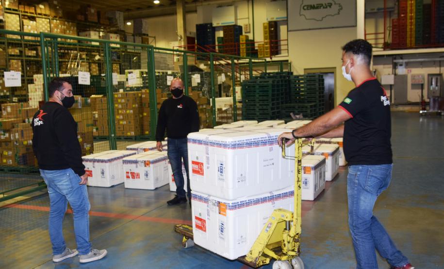 Desembarcam no Paraná 374,1 mil doses da vacina da AstraZeneca contra Covid-19