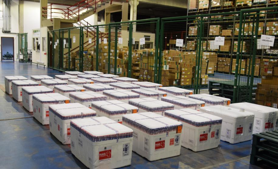Desembarcam no Paraná 374,1 mil doses da vacina da AstraZeneca contra Covid-19