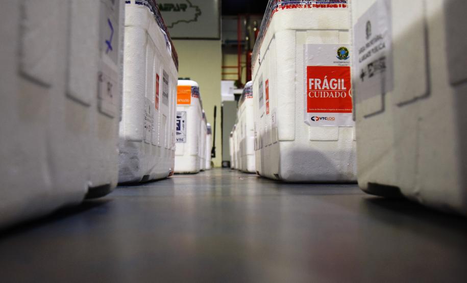 Desembarcam no Paraná 374,1 mil doses da vacina da AstraZeneca contra Covid-19
