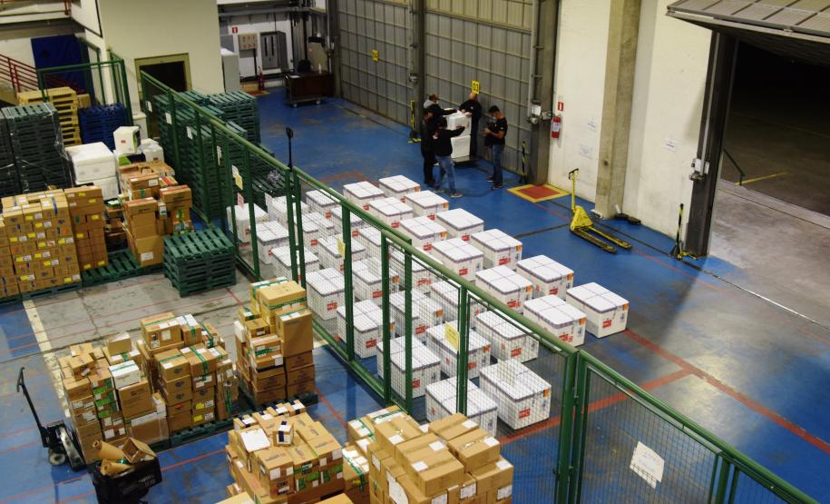 Desembarcam no Paraná 374,1 mil doses da vacina da AstraZeneca contra Covid-19