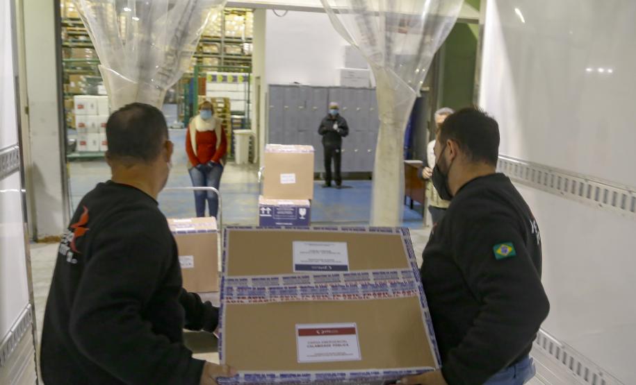 vacinas contra Covid-19 produzidas pela parceria entre Pfizer e BioNTech. O terceiro lote dos imunizantes, que chegou à Capital nesta terça-feira (18), com mais 39.780 doses
