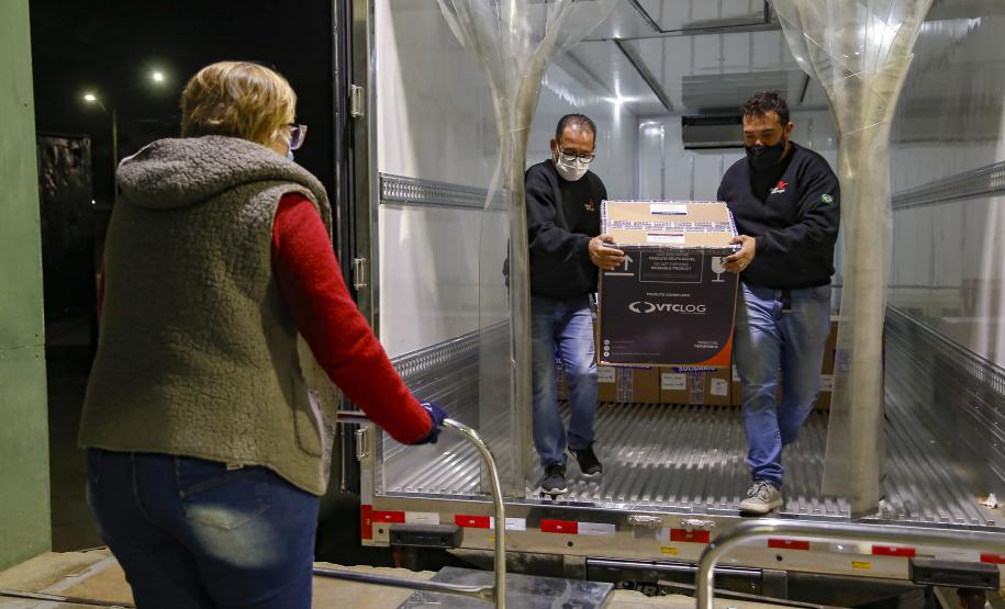 vacinas contra Covid-19 produzidas pela parceria entre Pfizer e BioNTech. O terceiro lote dos imunizantes, que chegou à Capital nesta terça-feira (18), com mais 39.780 doses