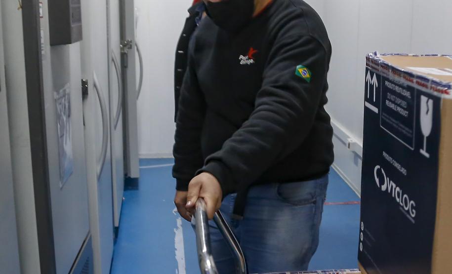 vacinas contra Covid-19 produzidas pela parceria entre Pfizer e BioNTech. O terceiro lote dos imunizantes, que chegou à Capital nesta terça-feira (18), com mais 39.780 doses