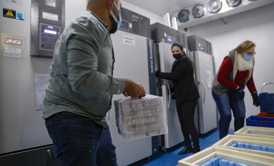 vacinas contra Covid-19 produzidas pela parceria entre Pfizer e BioNTech. O terceiro lote dos imunizantes, que chegou à Capital nesta terça-feira (18), com mais 39.780 doses