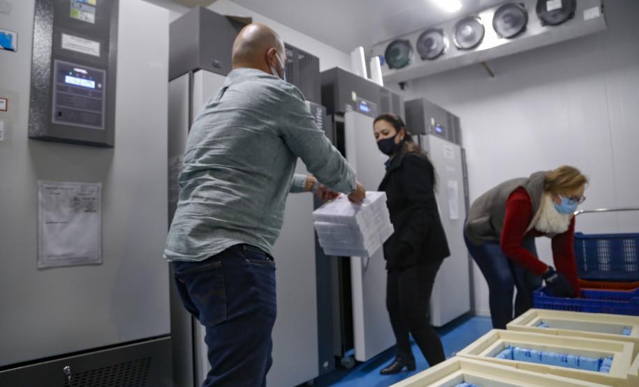 vacinas contra Covid-19 produzidas pela parceria entre Pfizer e BioNTech. O terceiro lote dos imunizantes, que chegou à Capital nesta terça-feira (18), com mais 39.780 doses