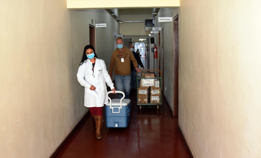 Governo do Estado descentraliza vacinas da Pfizer e municípios já recebem as doses