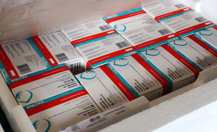O Paraná vai receber do Ministério da Saúde mais 390.190 vacinas contra a Covid-19. Todas são primeira dose, o que deve acelerar a imunização em novos grupos prioritários. A 21ª remessa ainda não teve data de envio divulgada.