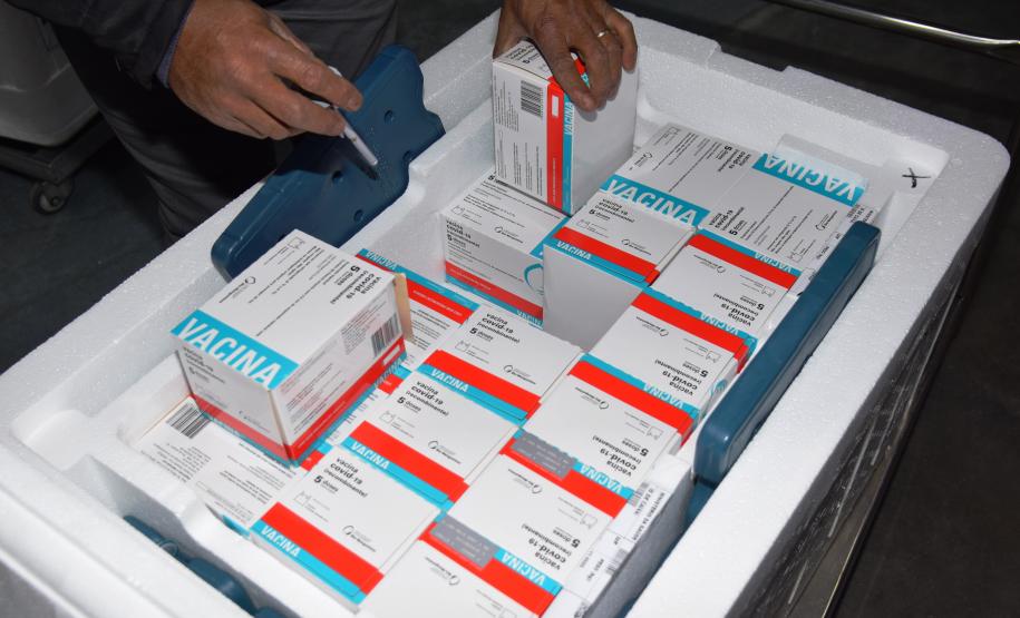 Paraná recebe 352,7 mil doses da vacina AstraZeneca