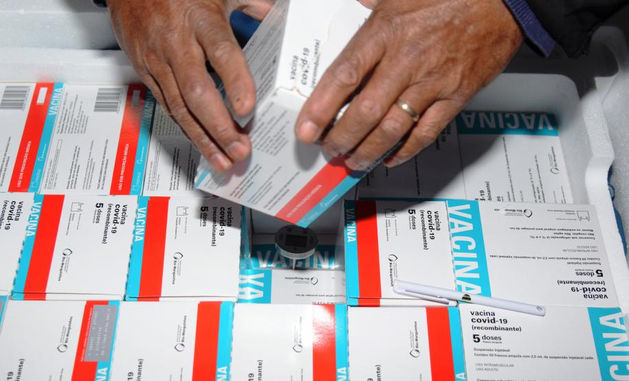 Paraná recebe 352,7 mil doses da vacina AstraZeneca