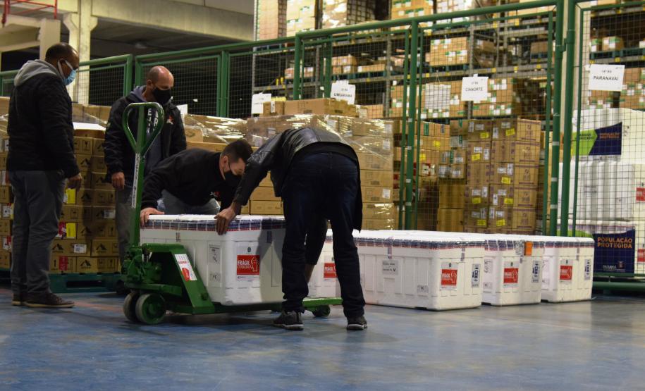 Paraná recebe 352,7 mil doses da vacina AstraZeneca