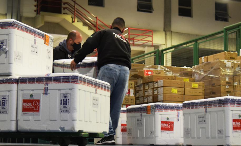 Paraná recebe 352,7 mil doses da vacina AstraZeneca