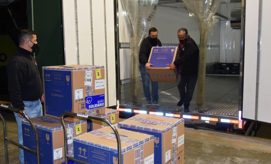 Lote com mais de 37,4 mil vacinas da Pfizer chegam ao Paraná