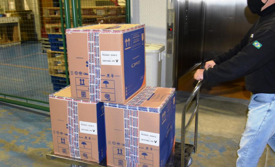 Lote com mais de 37,4 mil vacinas da Pfizer chegam ao Paraná