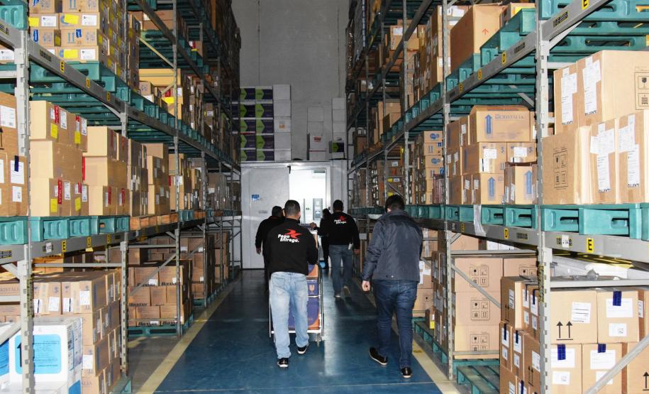Lote com mais de 37,4 mil vacinas da Pfizer chegam ao Paraná