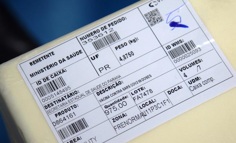 Lote com mais de 37,4 mil vacinas da Pfizer chegam ao Paraná