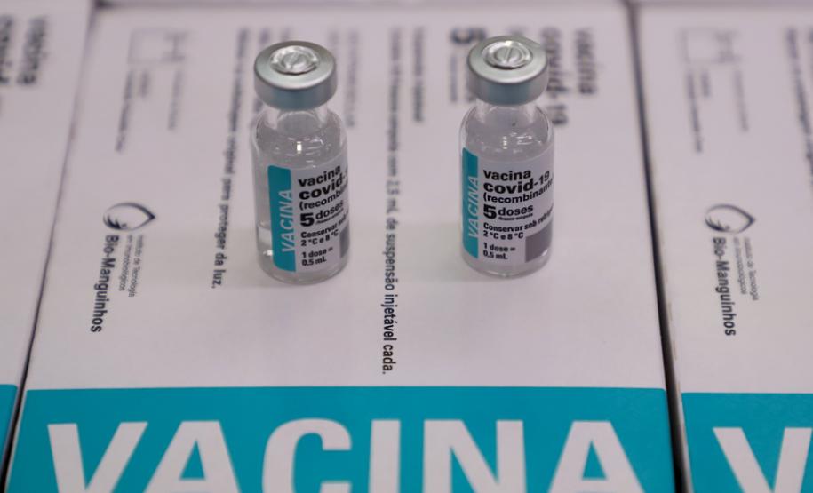 Mais 352 mil doses da vacina AstraZeneca chegam nesta sexta às Regionais de Saúde;
