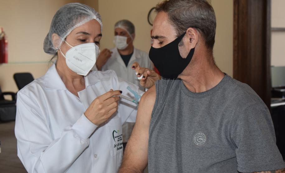 Trabalhadores portuários começam a ser vacinados contra a Covid-19 no Paraná