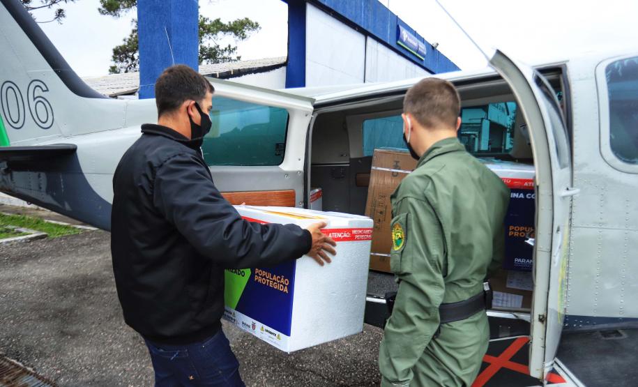 Paraná distribui 37.440 doses de vacina contra Covid-19 da Pfizer para 21 municípios