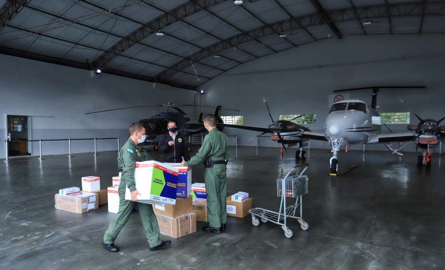 Paraná distribui 37.440 doses de vacina contra Covid-19 da Pfizer para 21 municípios