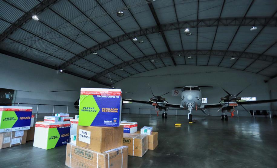 Paraná distribui 37.440 doses de vacina contra Covid-19 da Pfizer para 21 municípios