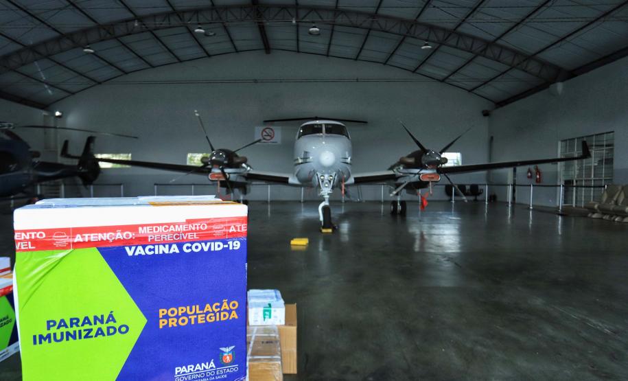 Paraná distribui 37.440 doses de vacina contra Covid-19 da Pfizer para 21 municípios