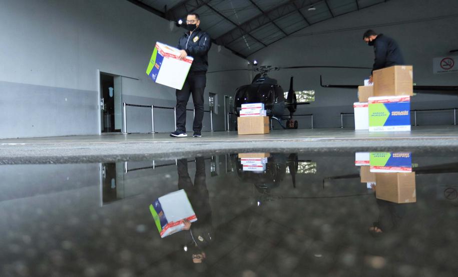 Paraná distribui 37.440 doses de vacina contra Covid-19 da Pfizer para 21 municípios