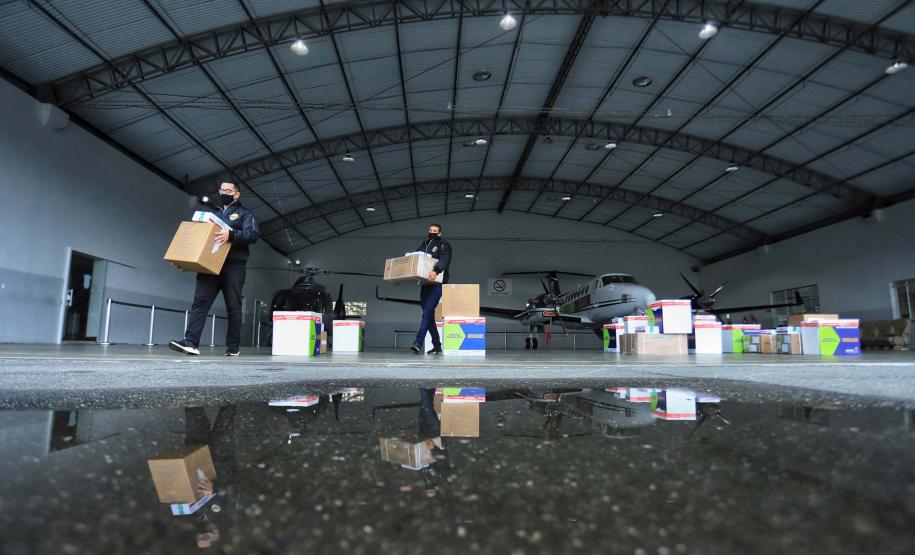 Paraná distribui 37.440 doses de vacina contra Covid-19 da Pfizer para 21 municípios