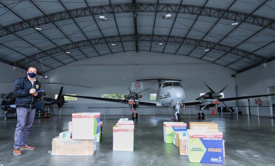 Paraná distribui 37.440 doses de vacina contra Covid-19 da Pfizer para 21 municípios
