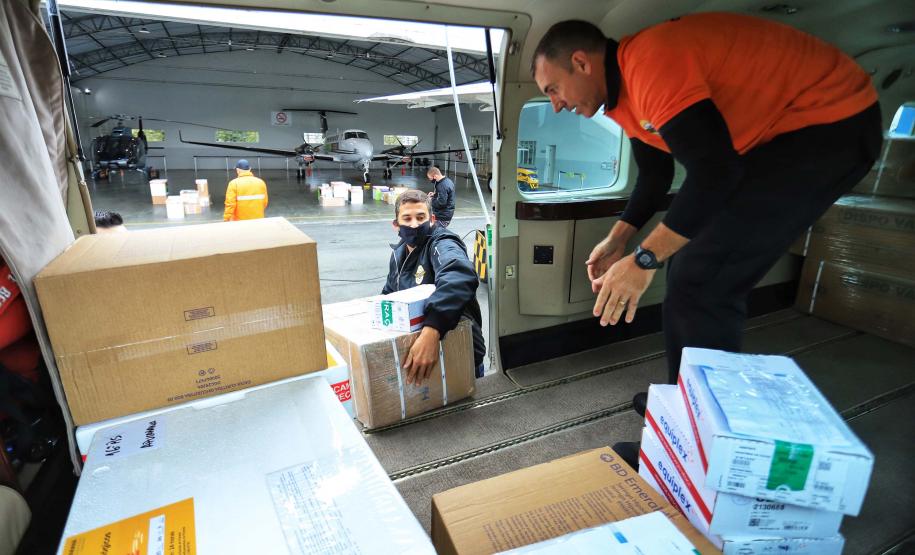 Paraná distribui 37.440 doses de vacina contra Covid-19 da Pfizer para 21 municípios