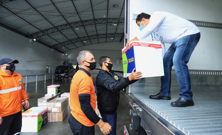 Paraná distribui 37.440 doses de vacina contra Covid-19 da Pfizer para 21 municípios