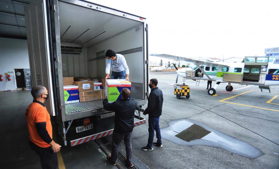 Paraná distribui 37.440 doses de vacina contra Covid-19 da Pfizer para 21 municípios
