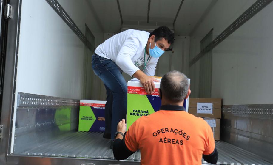 Paraná distribui 37.440 doses de vacina contra Covid-19 da Pfizer para 21 municípios