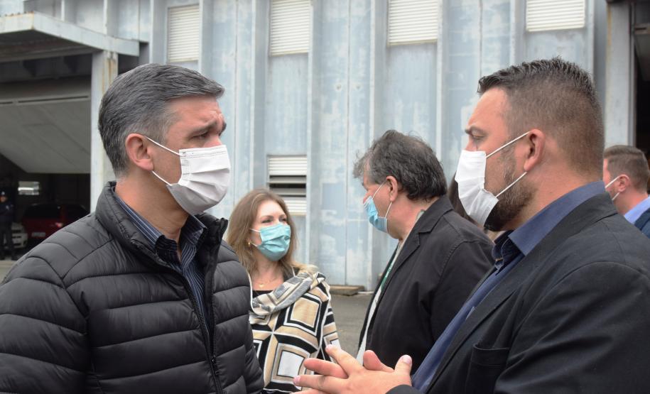 Governo entrega cinco ambulâncias para ampliação do atendimento de Urgência na região de Irati