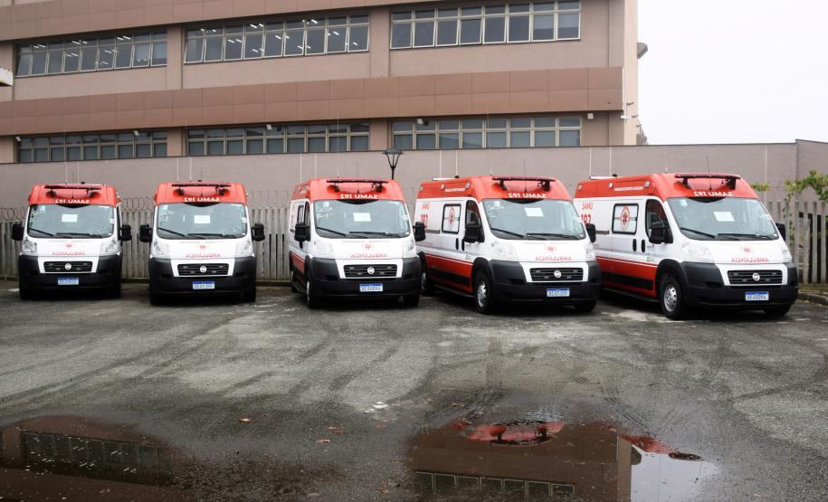Governo entrega cinco ambulâncias para ampliação do atendimento de Urgência na região de Irati
