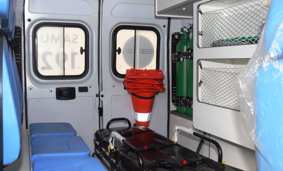 Governo entrega cinco ambulâncias para ampliação do atendimento de Urgência na região de Irati