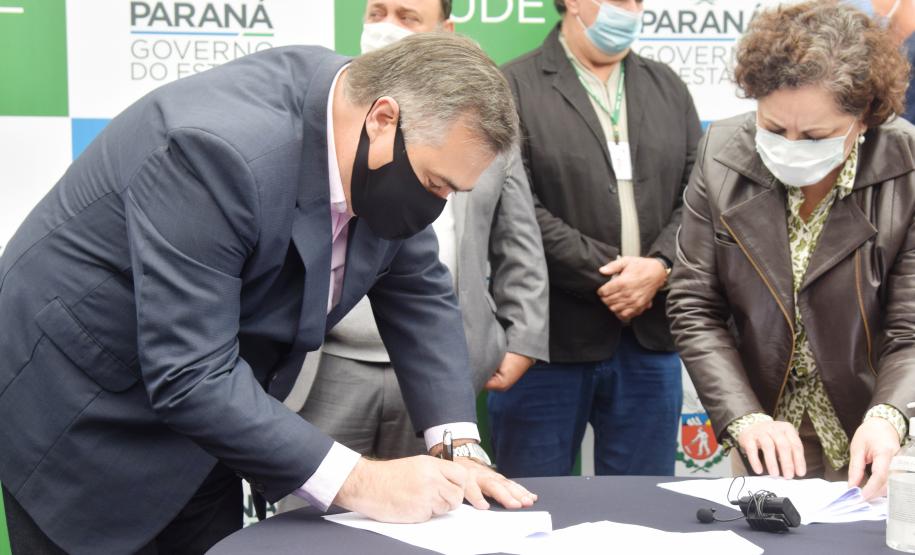 Governo entrega cinco ambulâncias para ampliação do atendimento de Urgência na região de Irati