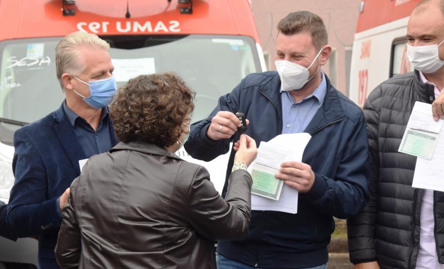 Governo entrega cinco ambulâncias para ampliação do atendimento de Urgência na região de Irati